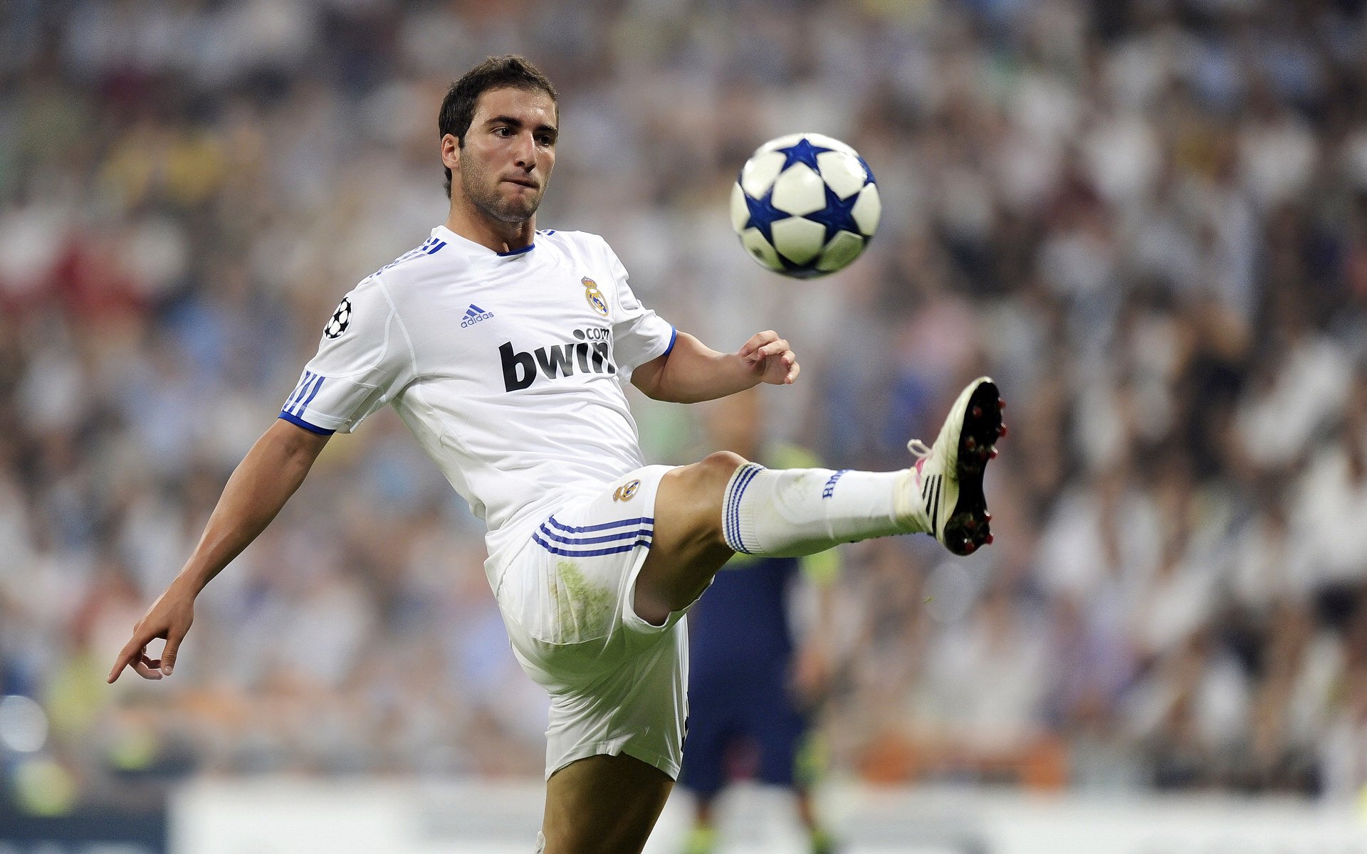 “西甲明星展现超凡技术，点燃赛场激情”，西甲大牌球星